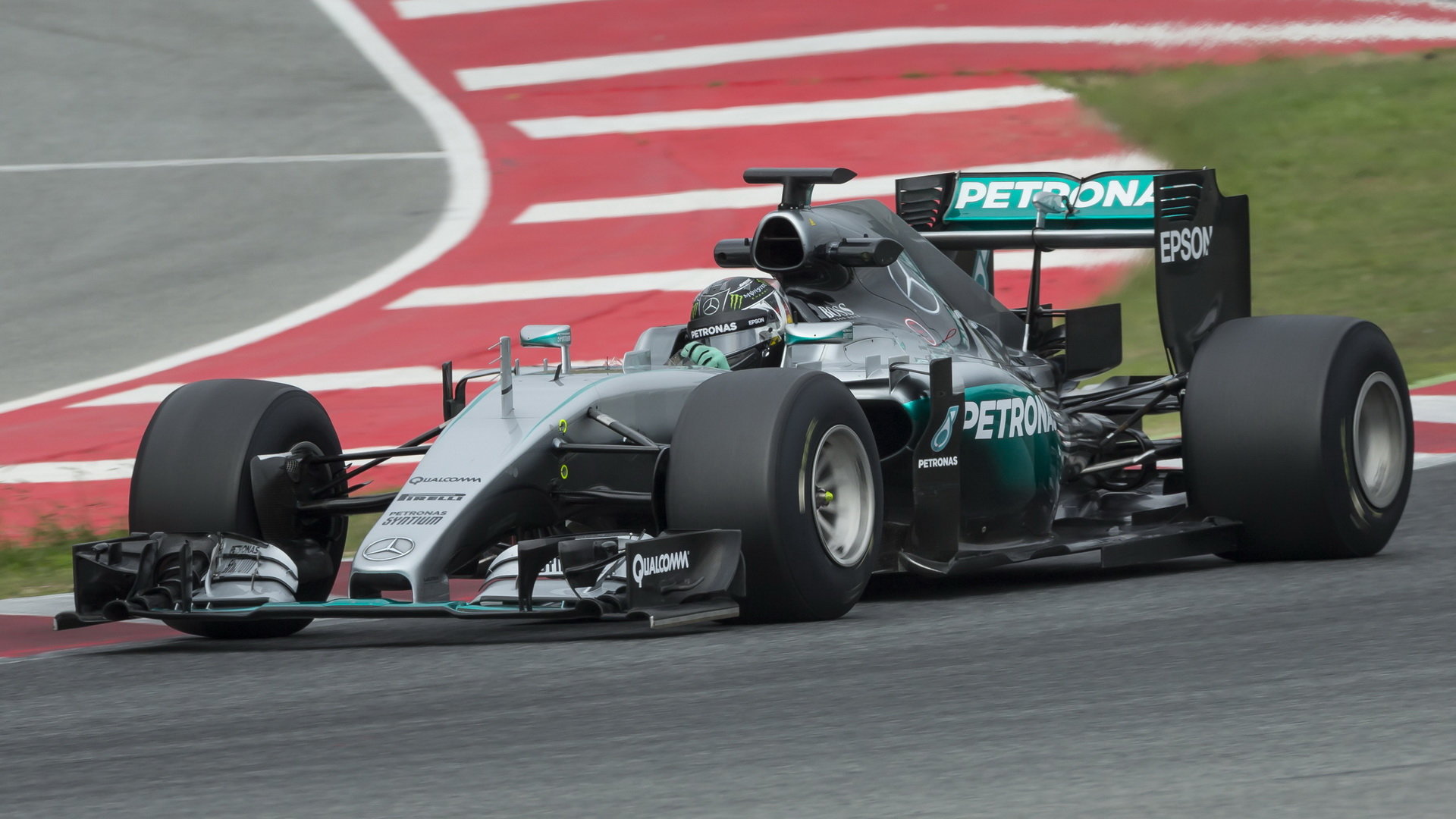 Nico Rosberg 12. října 2016 v Barceloně při testu širších pneumatik Pirelli pro rok 2017
