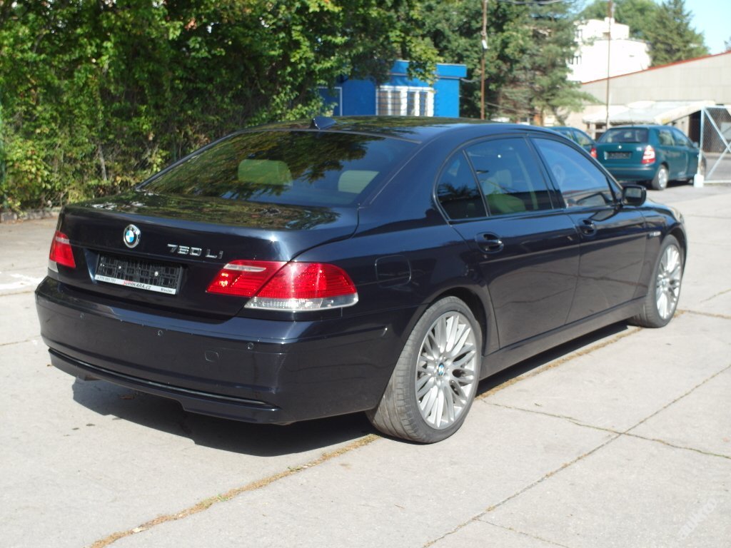 Ministerstvo vnitra prodává v aukci zabavená auta kvůli trestné činnosti, zde BMW 760Li.