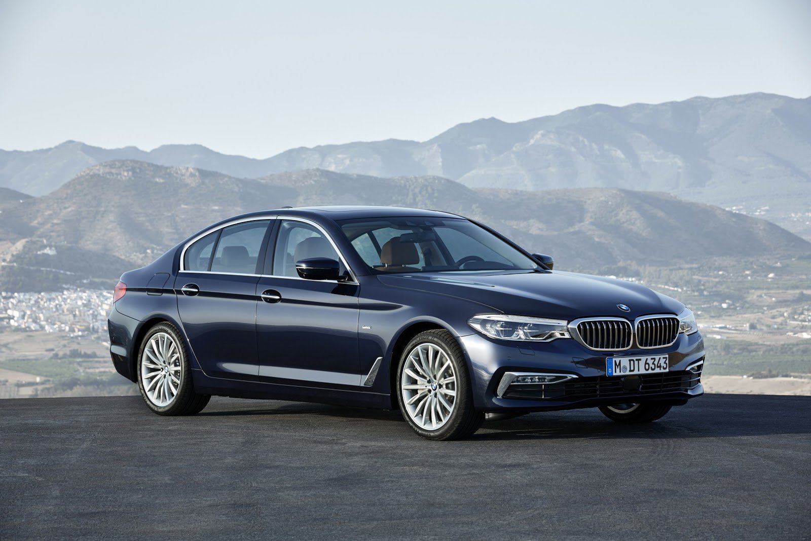 Nové BMW řady 5 zná české ceny, první vozy dorazí v únoru.