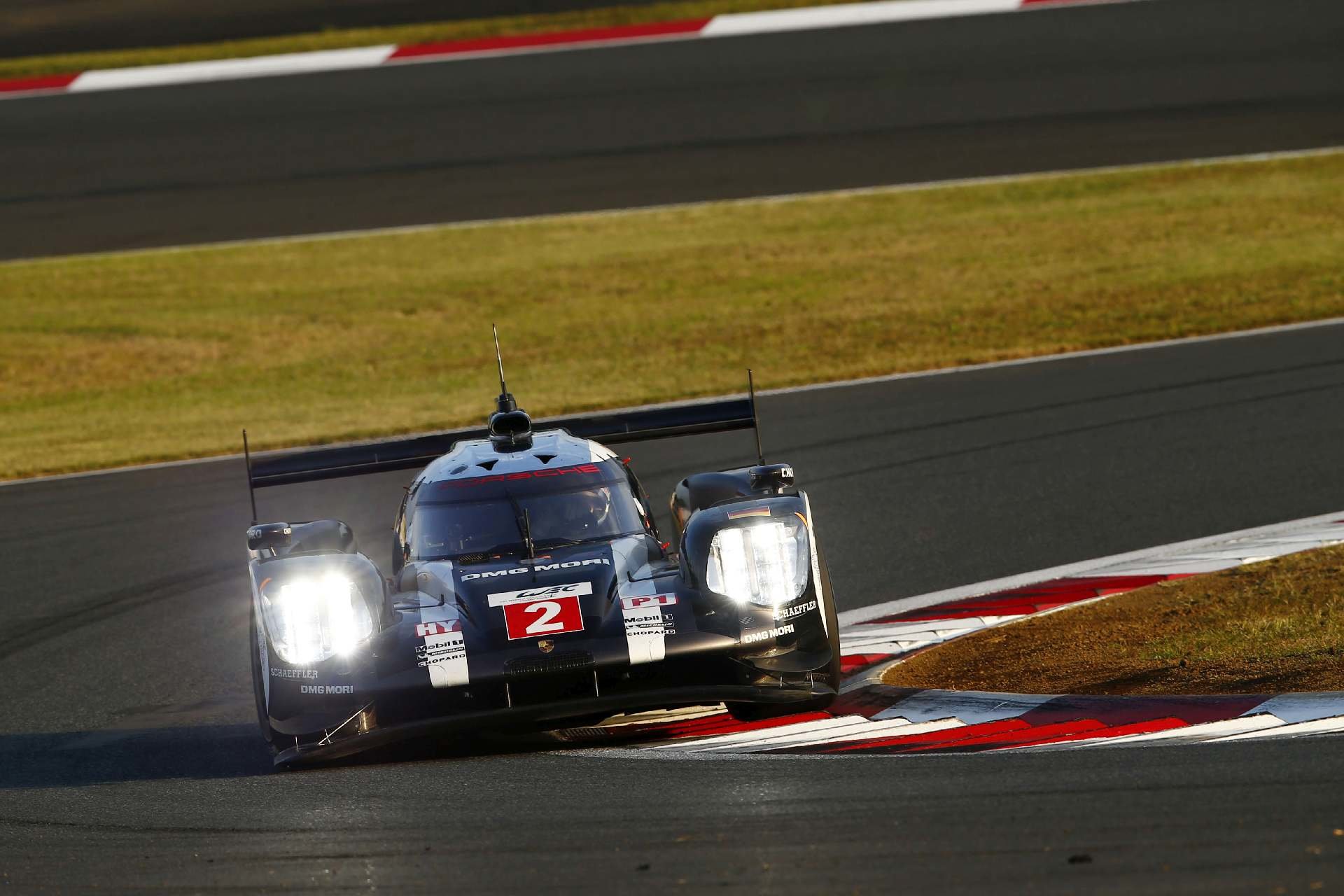 Porsche 919 Hybrid posádky Romain Dumas, Marc Lieb, Neel jani na okruhu Fuji Speedway