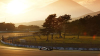 Porsche #1 posádky Mark Webber, Timo Bernhard, Brendon Hartley na dráze Fuji Speedway