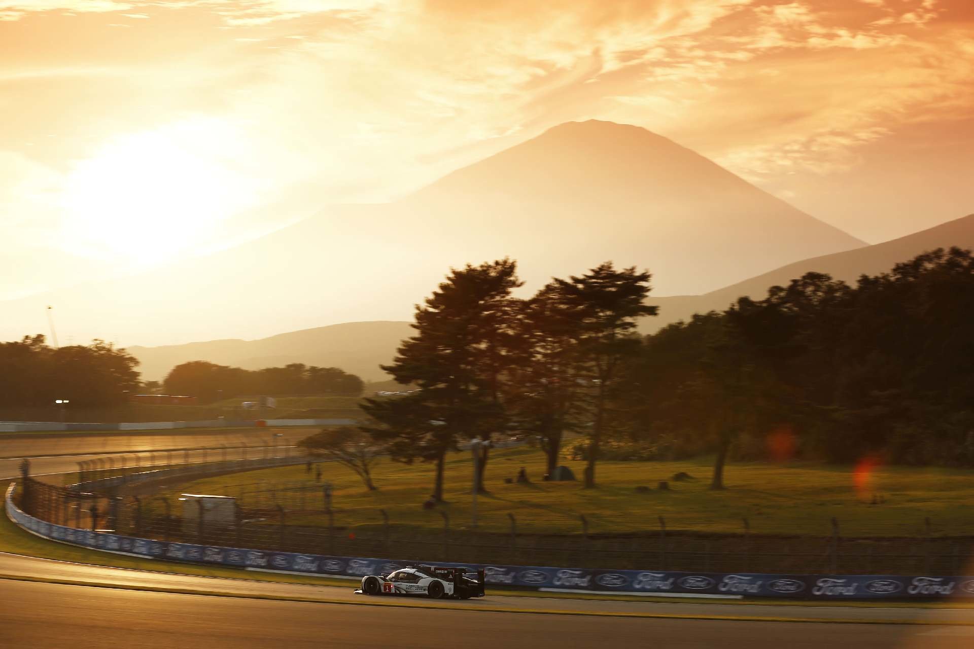 Porsche #1 posádky Mark Webber, Timo Bernhard, Brendon Hartley na dráze Fuji Speedway