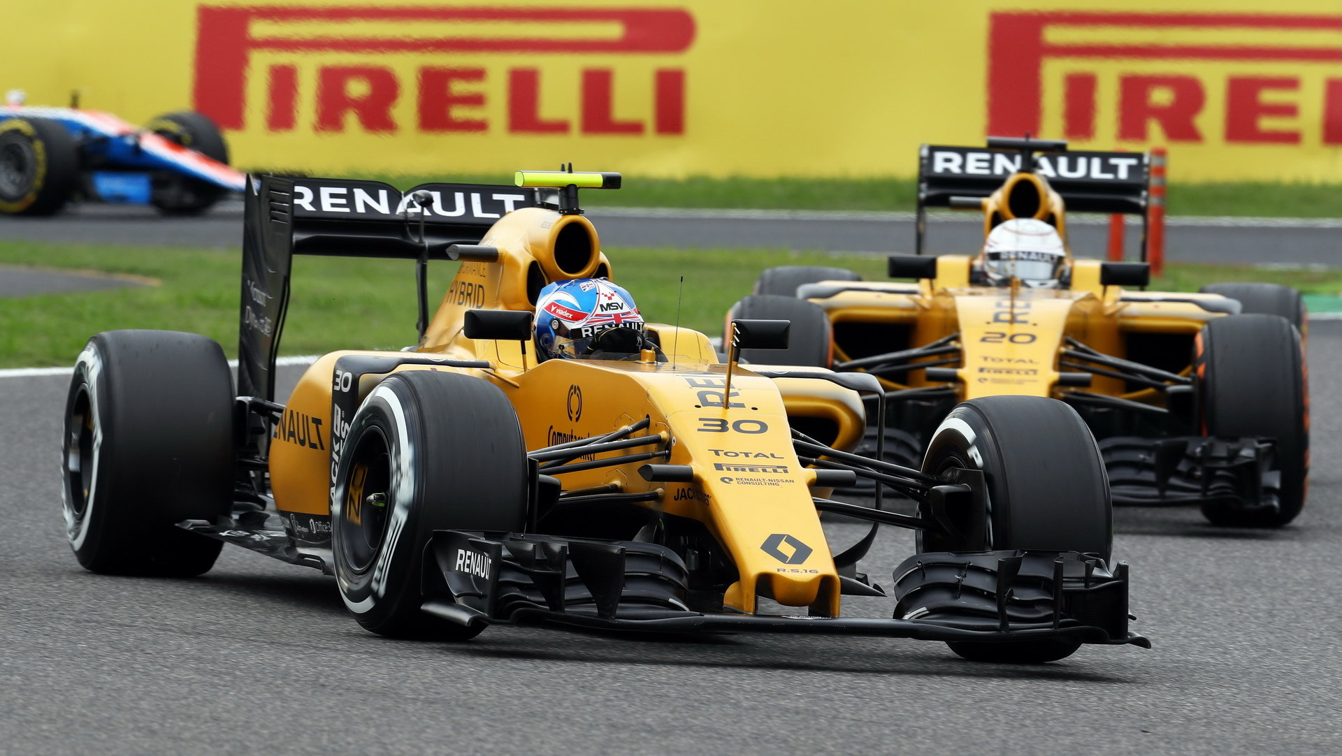 Jolyon Palmer před svým týmovým kolegou z Renaultu Kevinem Magnussenem