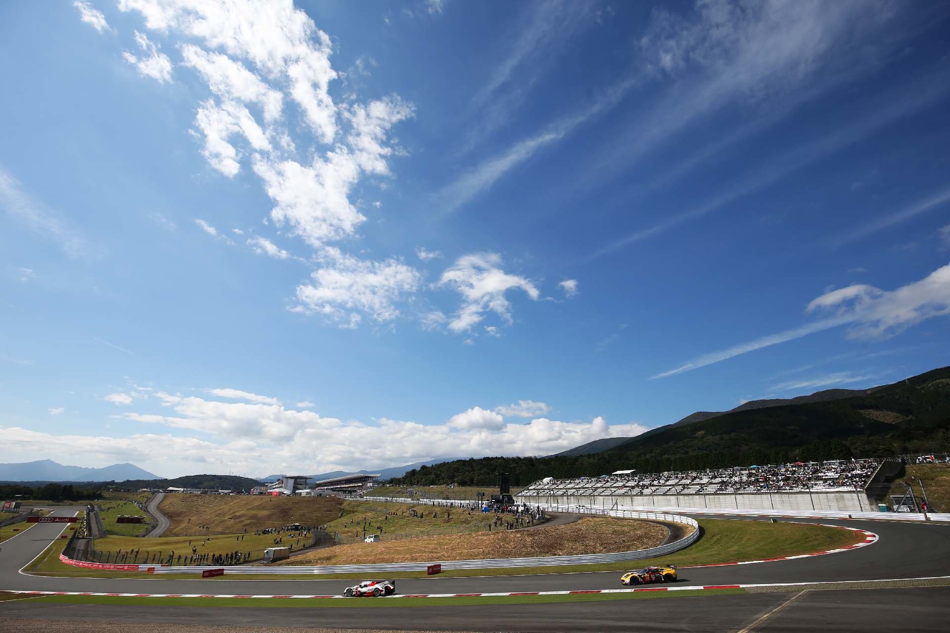 Toyota TS050 Hybrid posádky A. Davidson, K. Nakajima, S. Buemi v závodě ve Fuji