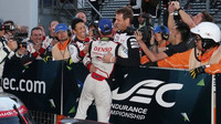 Kamui Kobayasho se raduje po vítězství ve Fuji 2016