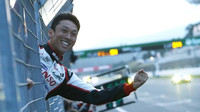 Kazuki Nakajima oslavuje vítězství svých týmových kolegů ve Fuji