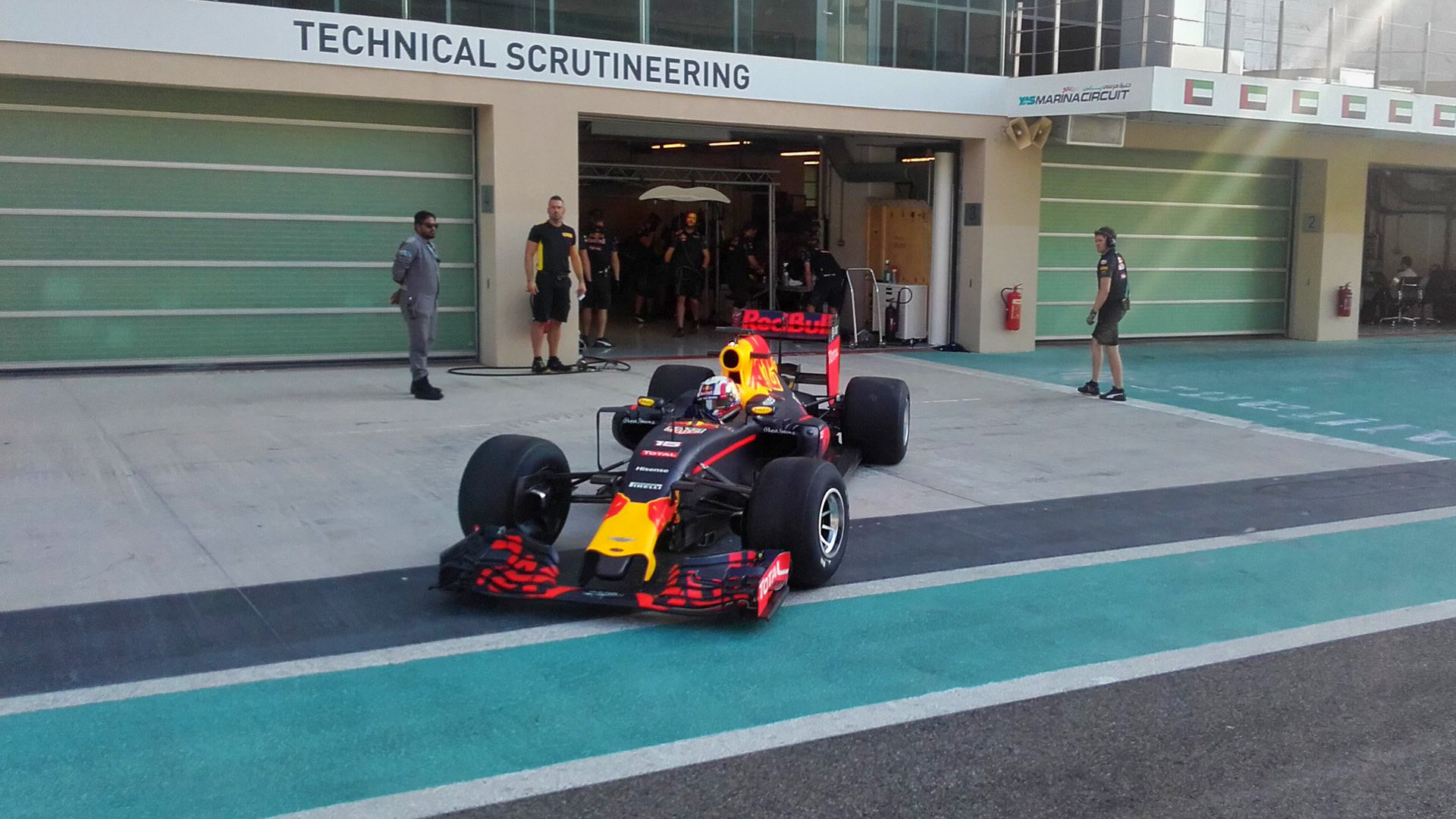Pierre Gasly s Red Bullem při testech širších pneumatik Pirelli v Abú Zabí