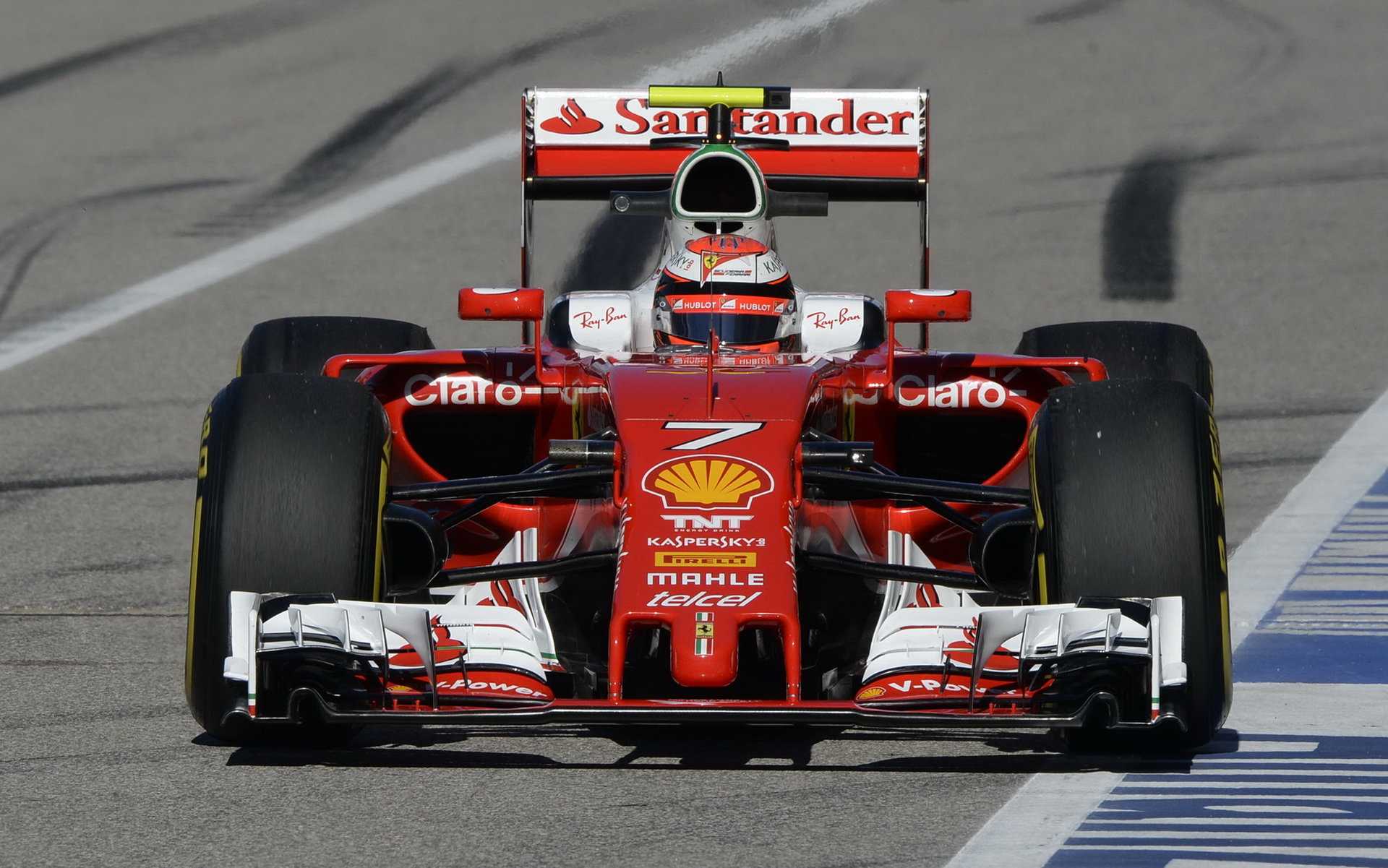 Kimi Räikkönen se v poslední chvíli dostal před týmového kolegu