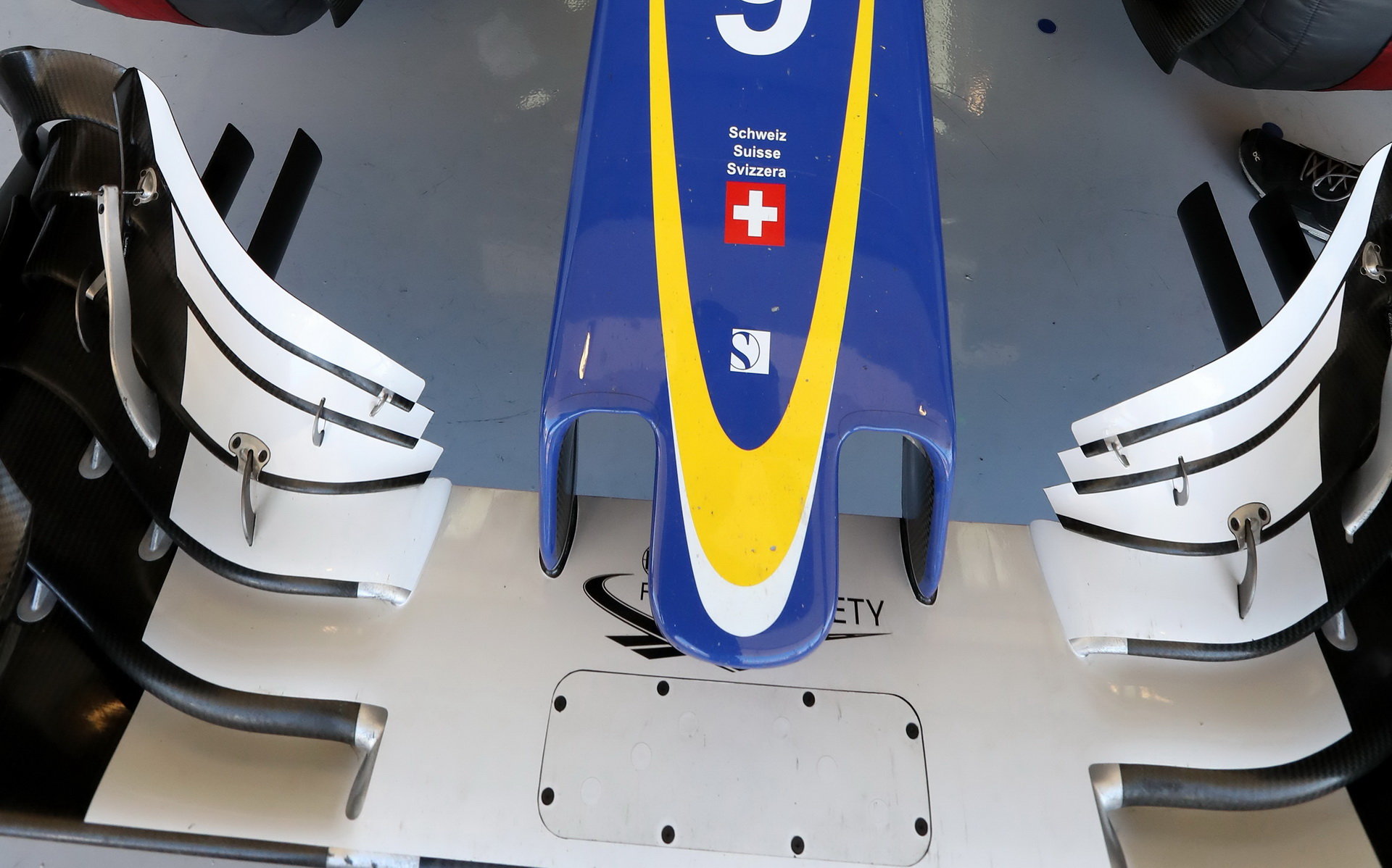 Detail předního křídla vozu Sauber C35 - Ferrari v Austinu