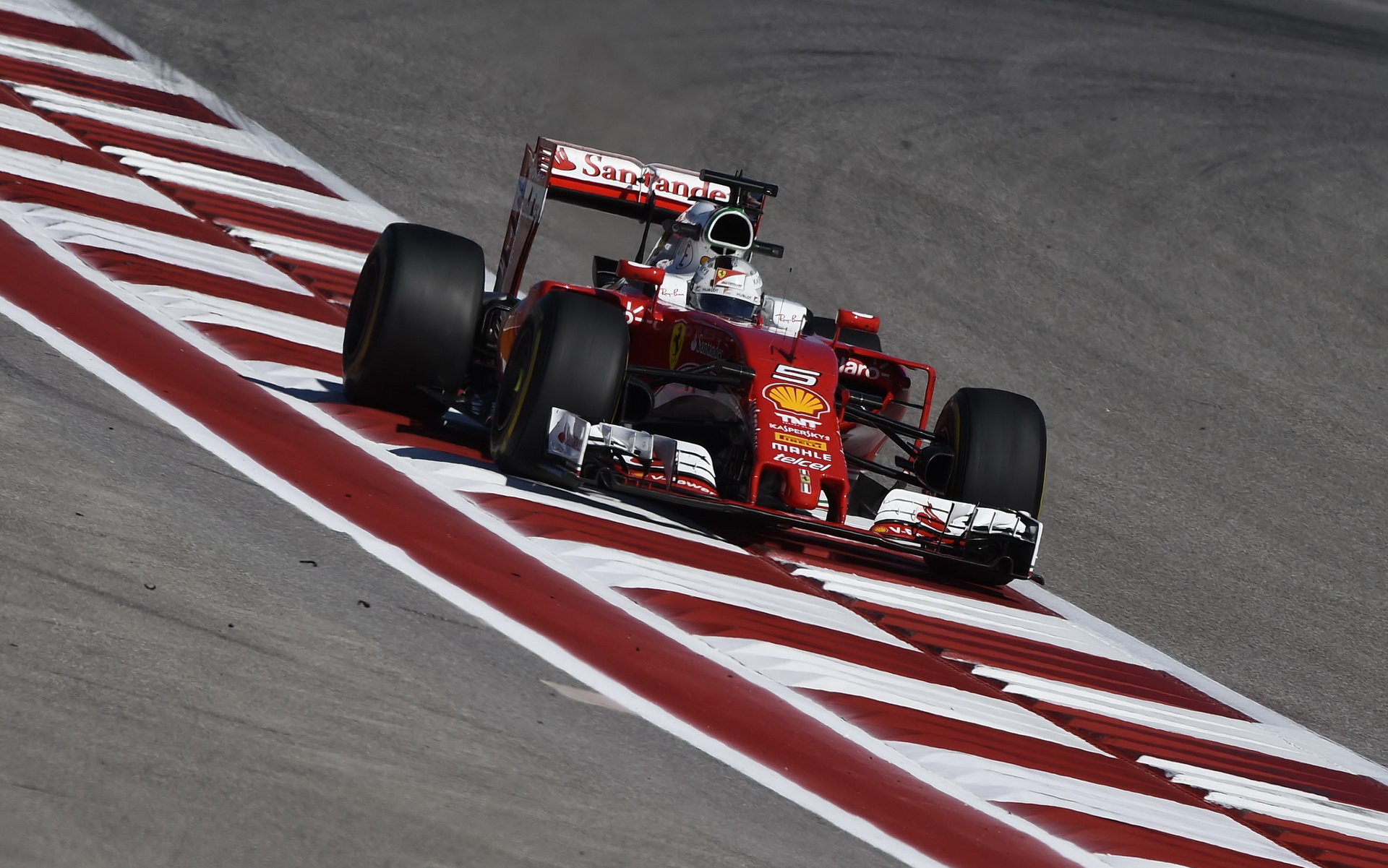 Do Vettela a Ferrari vkládá Ecclestone velké naděje