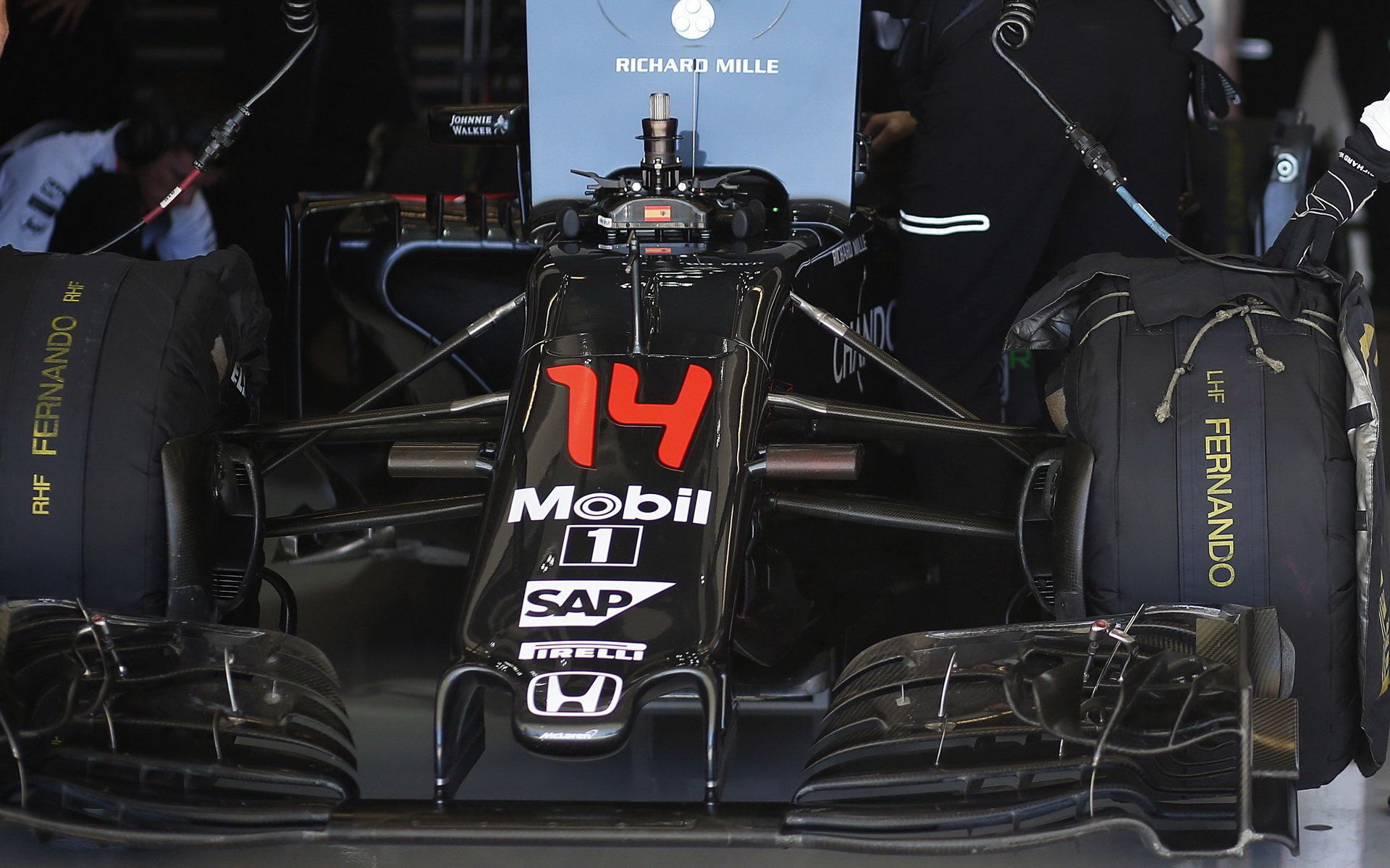 Přední křídlo vozu McLaren | McLaren MP4-31 Honda při pátečním tréninku v Austinu