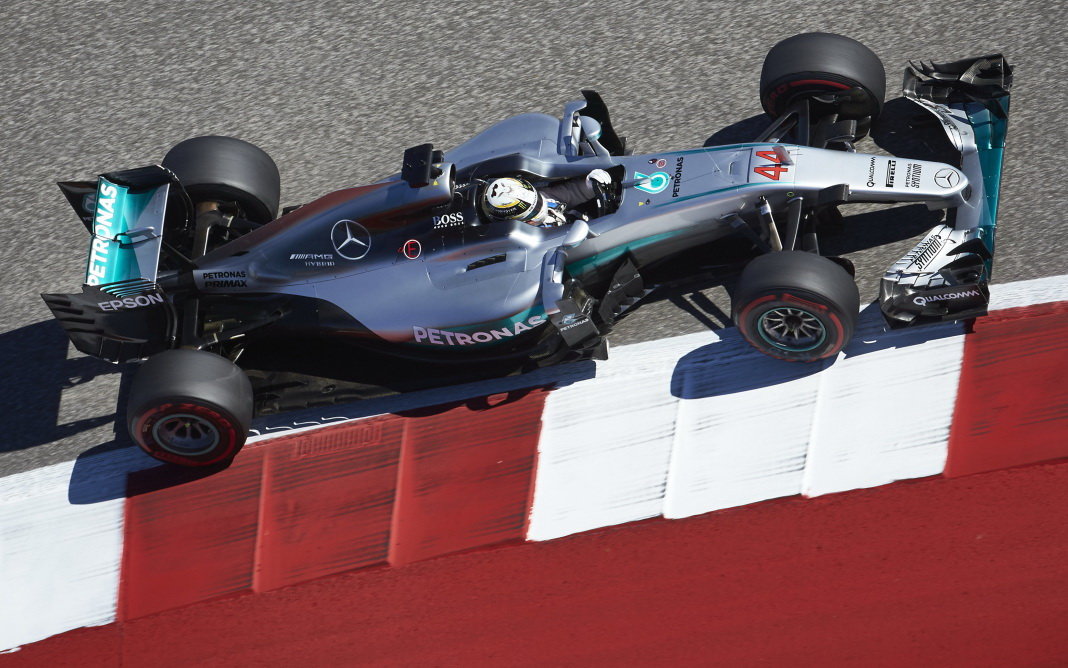 Lewis Hamilton při pátečním tréninku v Austinu