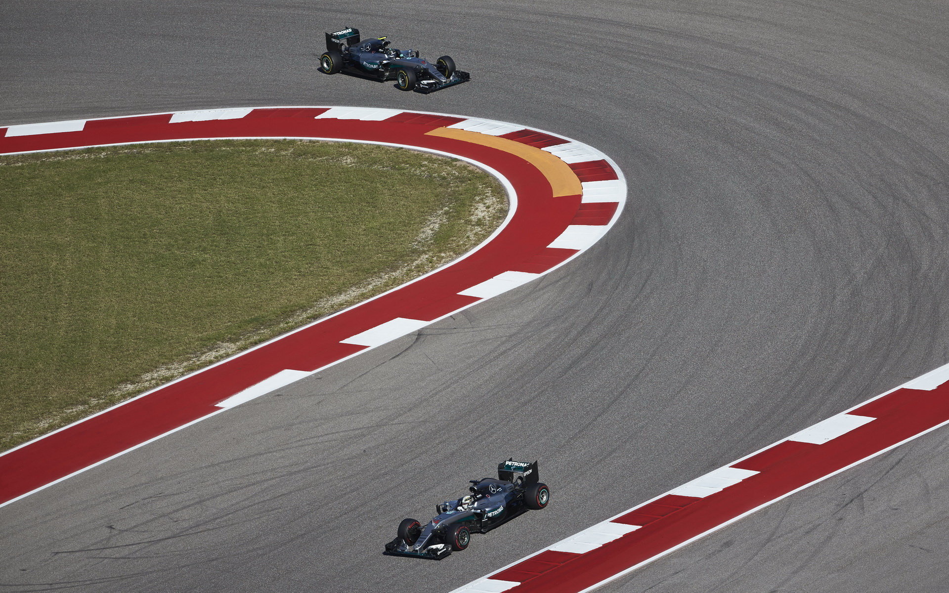 Lewis Hamilton a Nico Rosberg při pátečním tréninku v Austinu