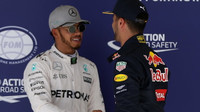 Daniel Ricciardo gratuluje Lewisi Hamiltonovi po kvalifikaci v Austinu