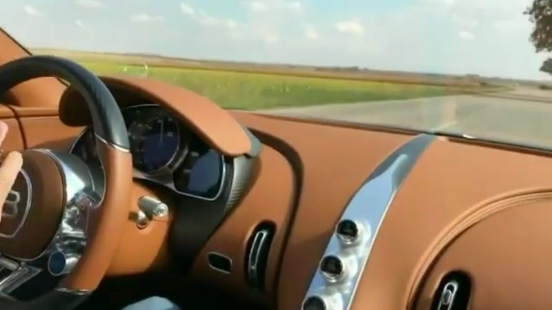 Bugatti Chiron a jeho majitel za volantem