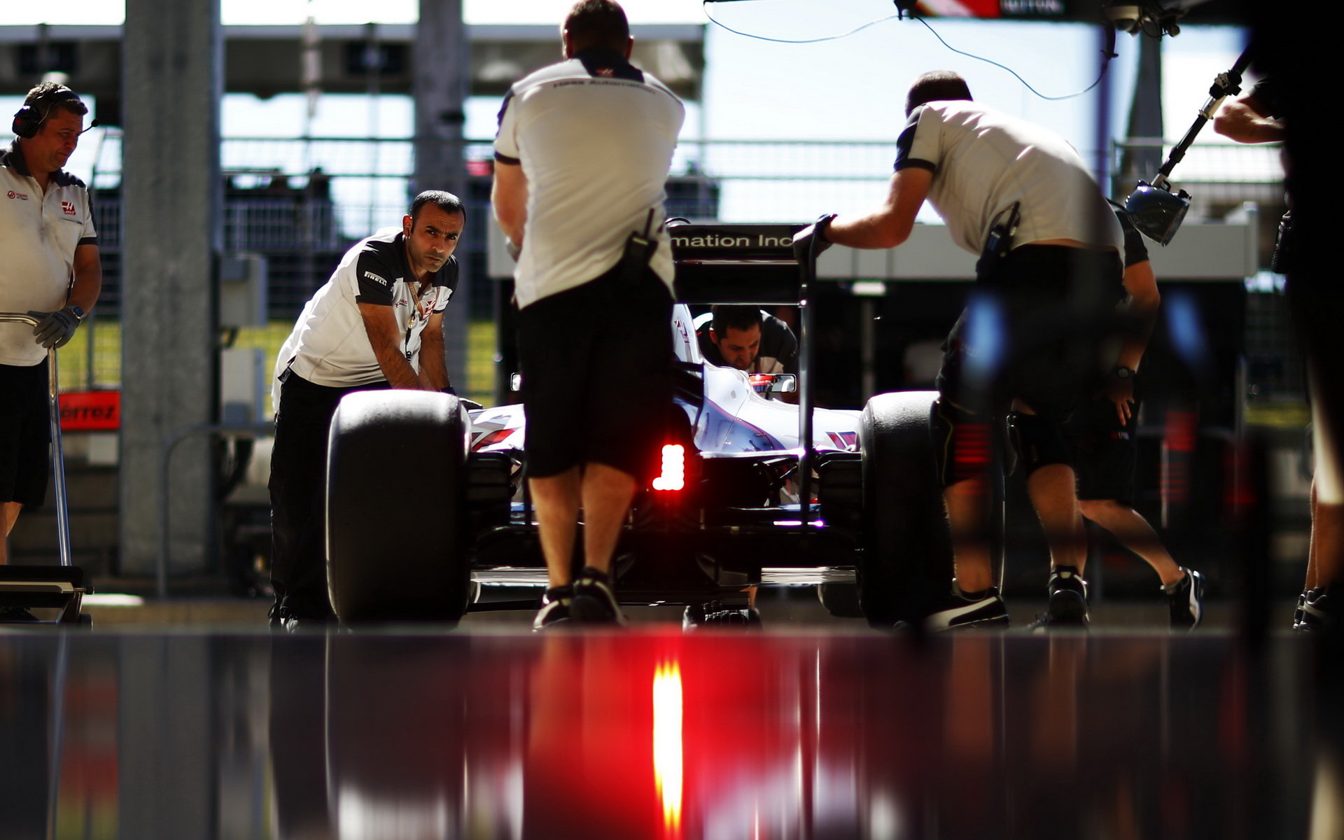 Maini bude nasávat atmosféru F1 v týmové garáži během několika Grand Prix (ilustrační foto)