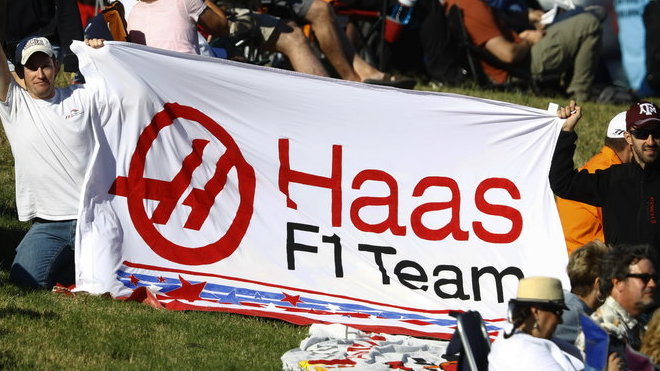 Fanoušci týmu Haas při pátečním tréninku v Austinu