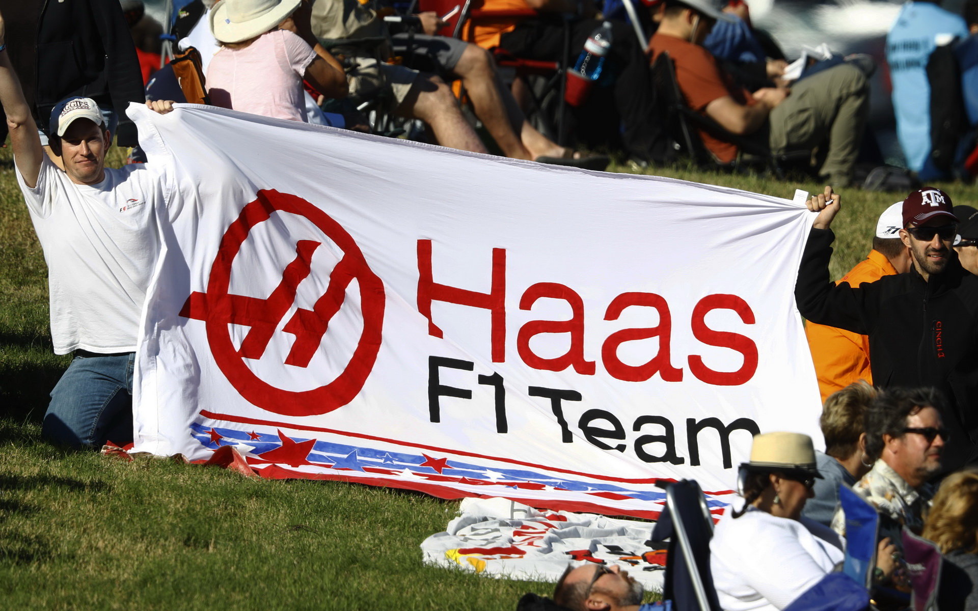 Fanoušci týmu Haas při pátečním tréninku v Austinu