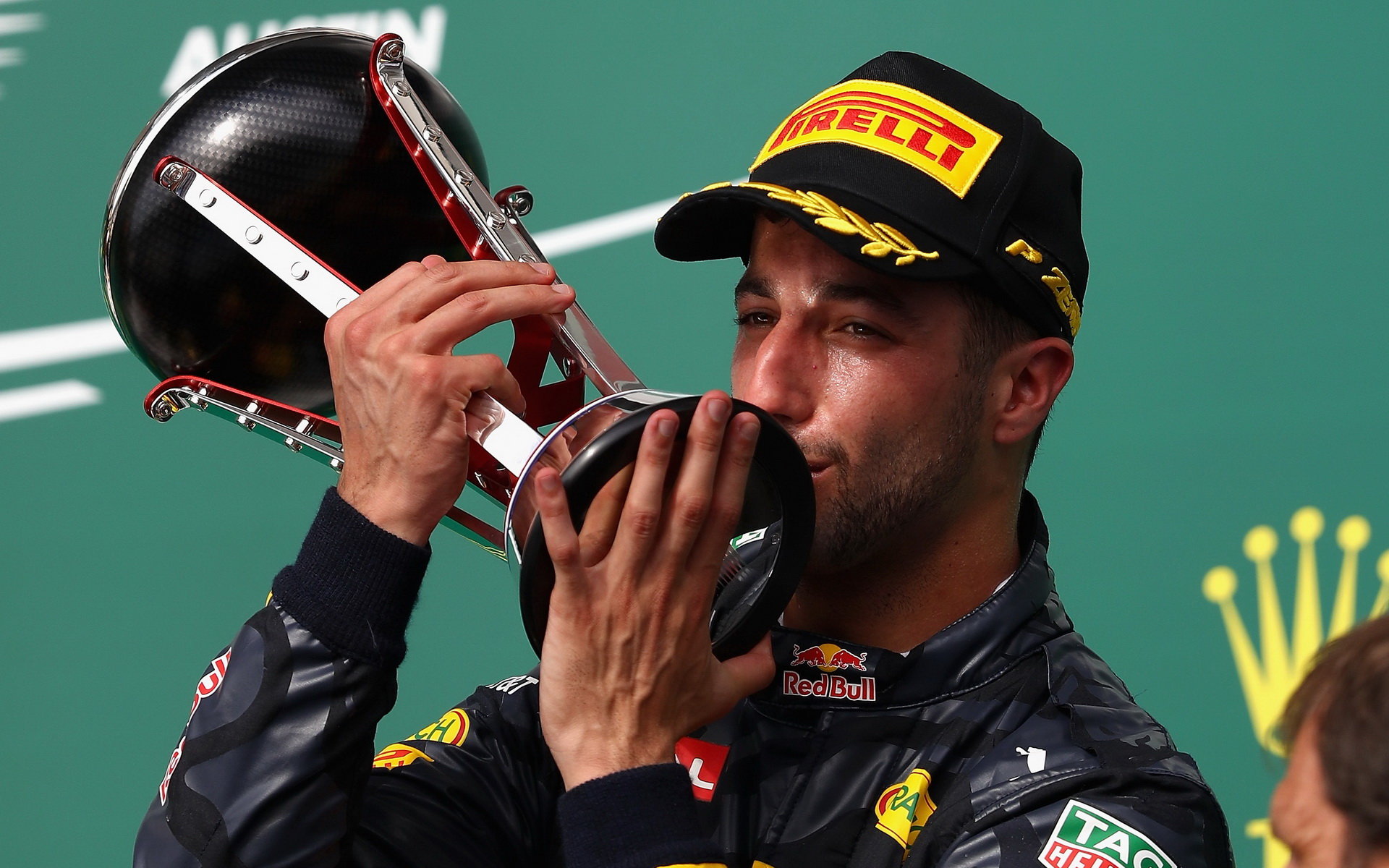 Daniel Ricciardo se svou trofejí na pódiu po závodě v Austinu