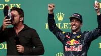 Gerard Butler a Daniel Ricciardo na pódiu po závodě v Austinu