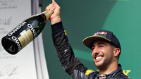 Daniel Ricciardo se raduje na pódiu po závodě v Austinu