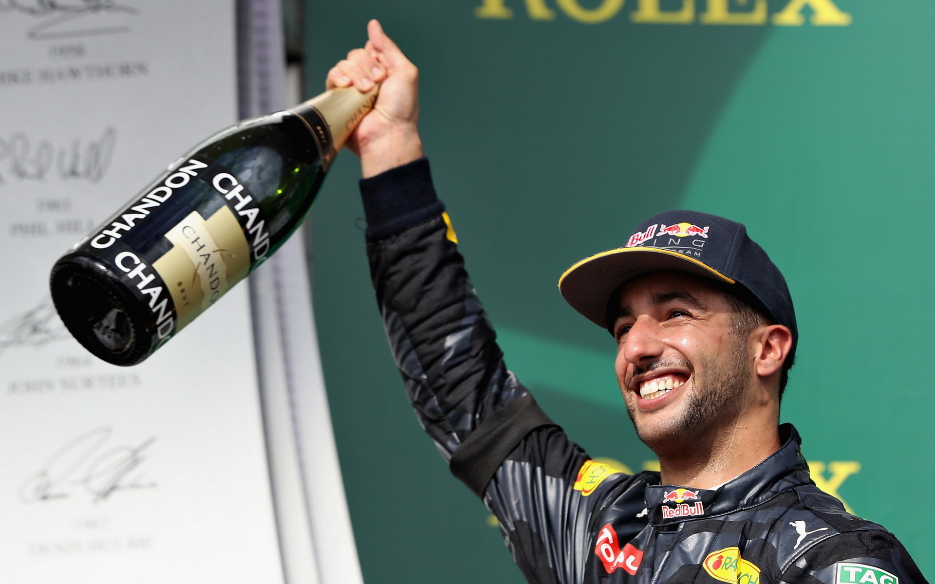 Daniel Ricciardo se raduje na pódiu po závodě v Austinu