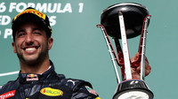 Daniel Ricciardo se svou trofejí na pódiu po závodě v Austinu