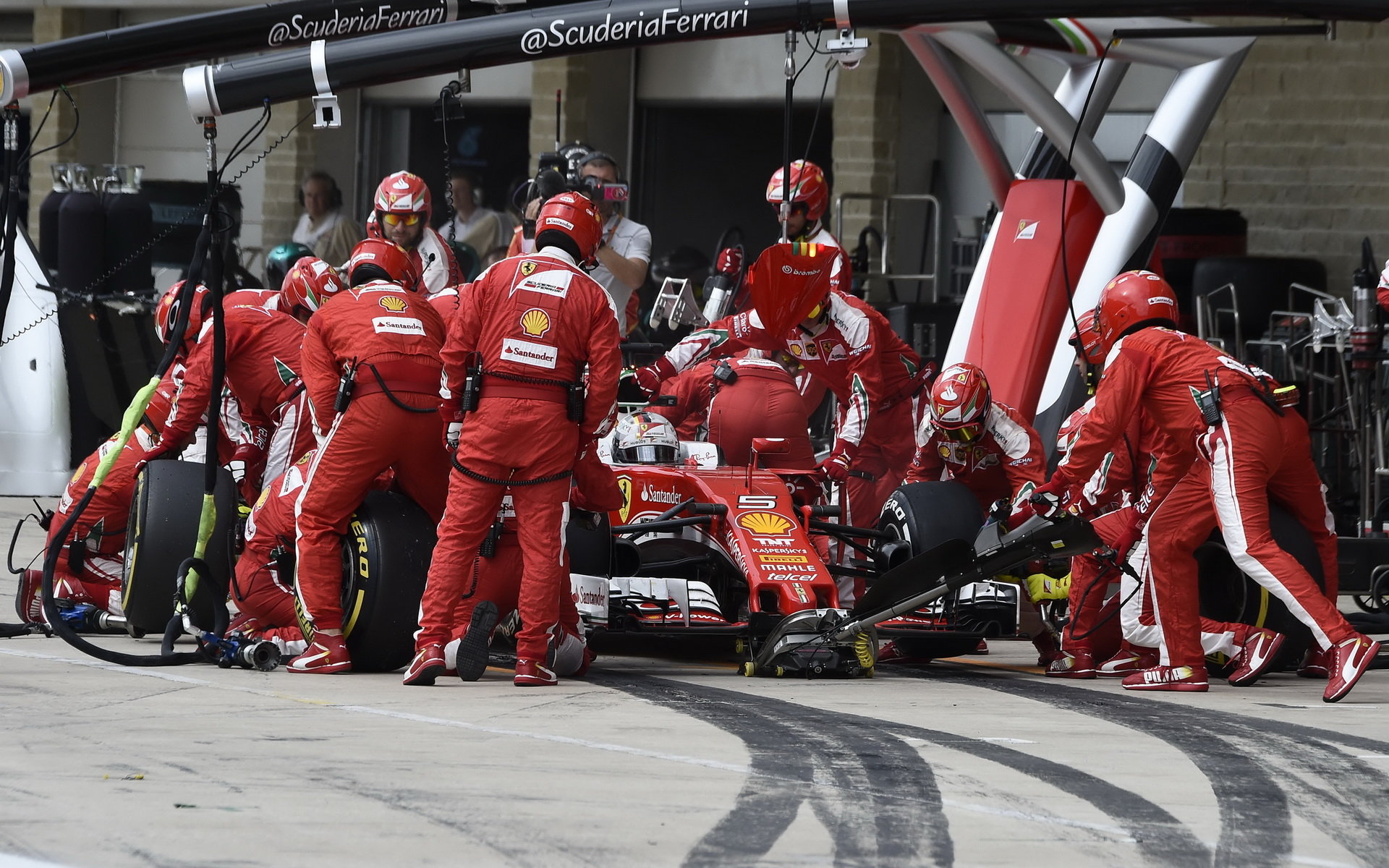 Vettel s Ferrari procházejí obtížným obdobím