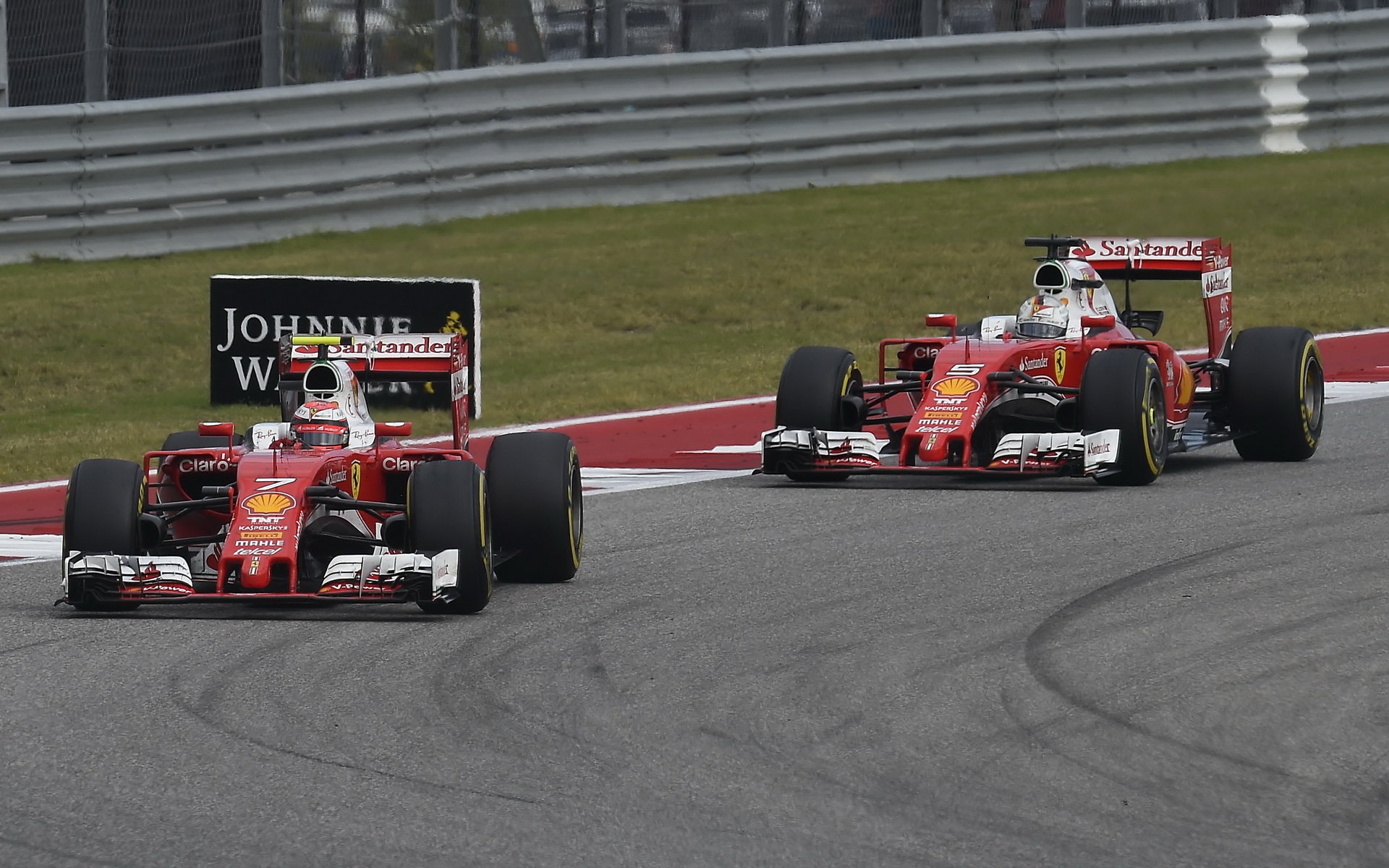 Jezdci Ferrari zažili těžký trénink, měli problém najít volný prostor na trati