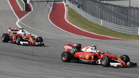Kimi Räikkönen a Sebastian Vettel v závodě v Austinu