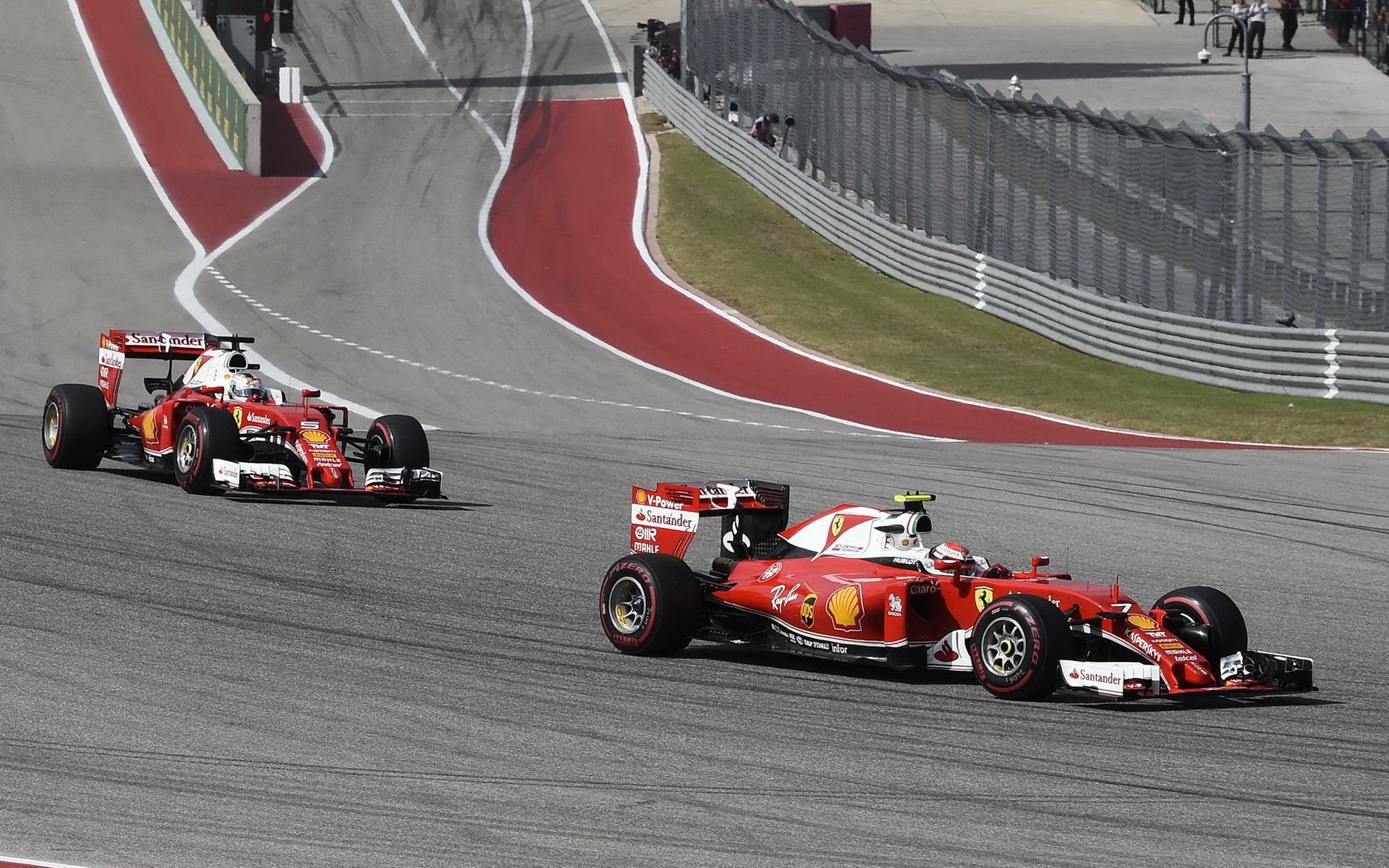 Kimi Räikkönen a Sebastian Vettel v závodě v Austinu