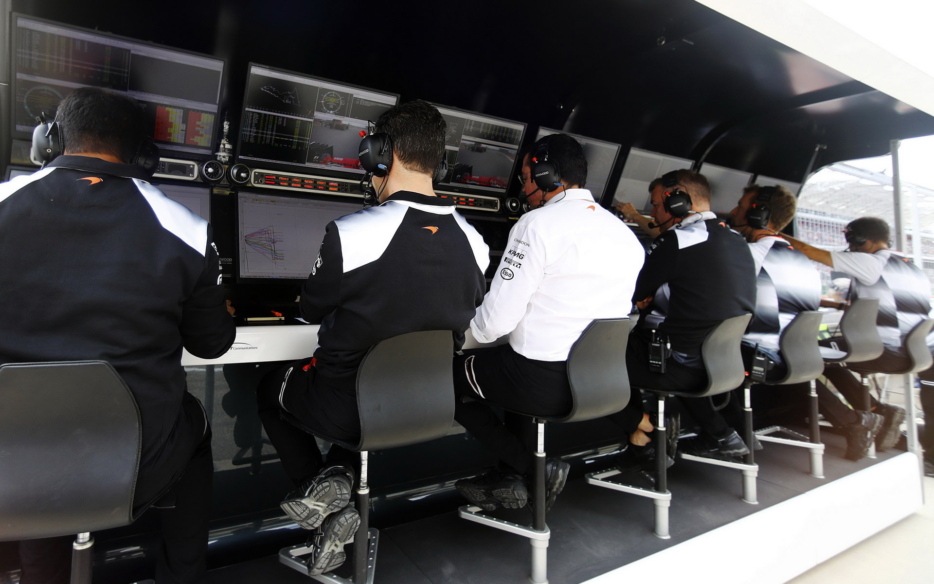 Pitwall týmu McLaren během závodu v Austinu