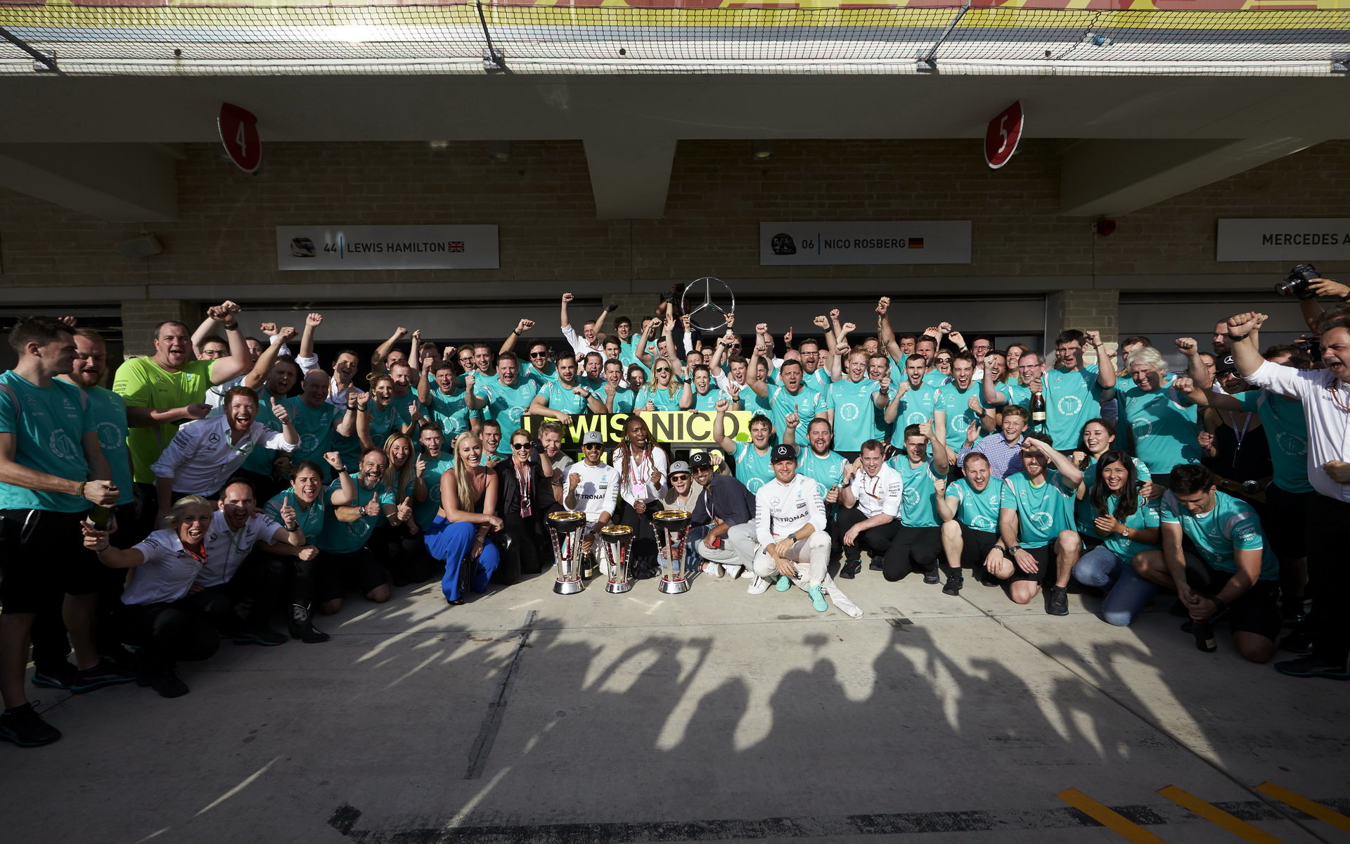 Hromadná fotografie radujícího se týmu Mercedes závodě v Austinu