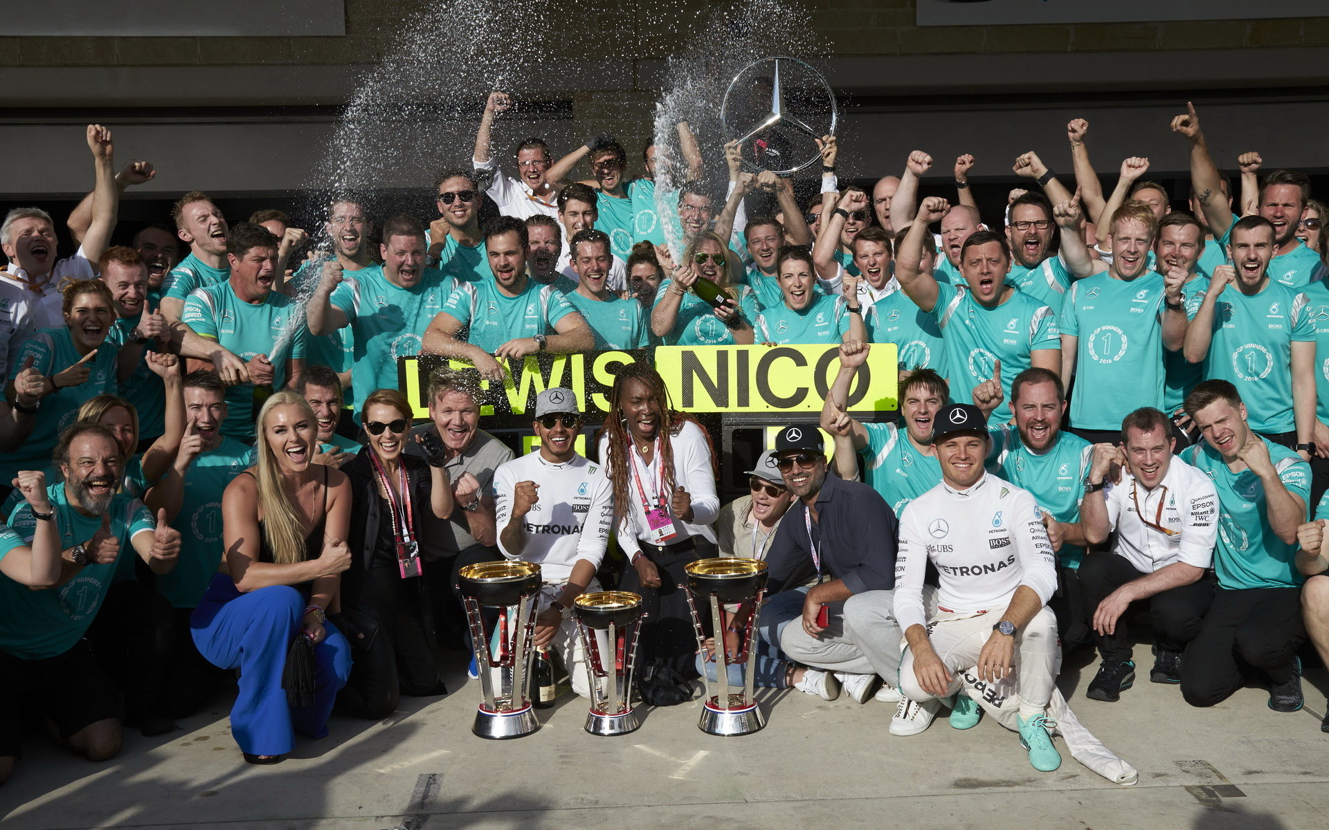 Hromadná fotografie radujícího se týmu Mercedes závodě v Austinu