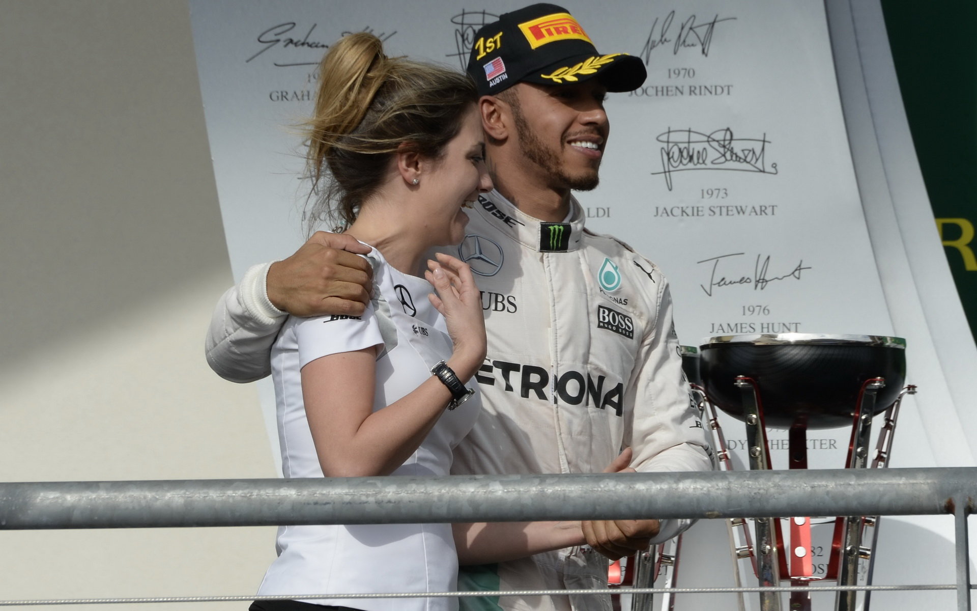 Lewis Hamilton na pódiu s Victorií Vowlesovou