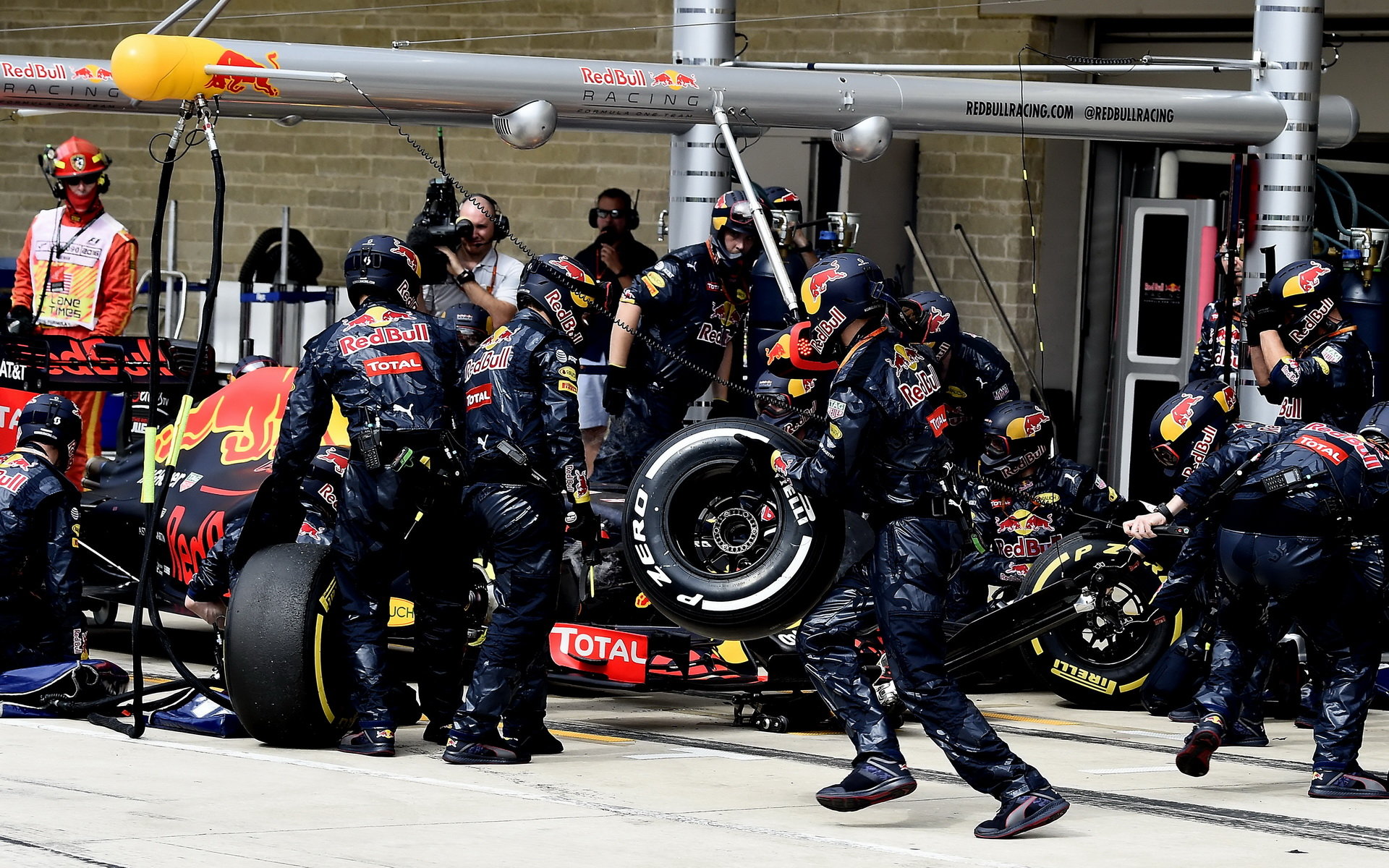 Max Verstappen překvapuje mechaniky Red Bullu nečekanou zastávkou