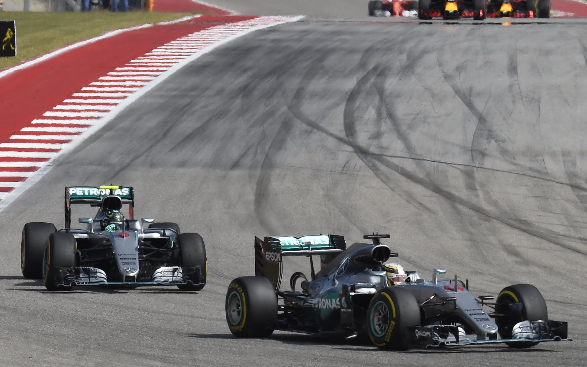 Lewis Hamilton a Nico Rosberg v závodě v Austinu