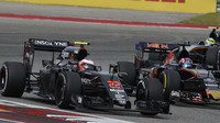 Jenson Button v souboji s Daniilem Kvjatem v Austinu
