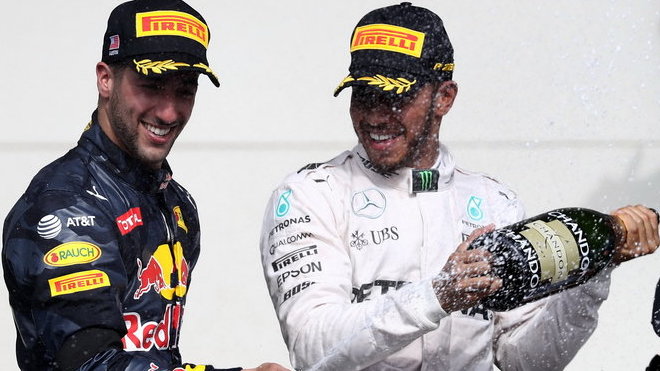 Daniel Ricciardo a Lewis Hamiton na pódiu v Austinu