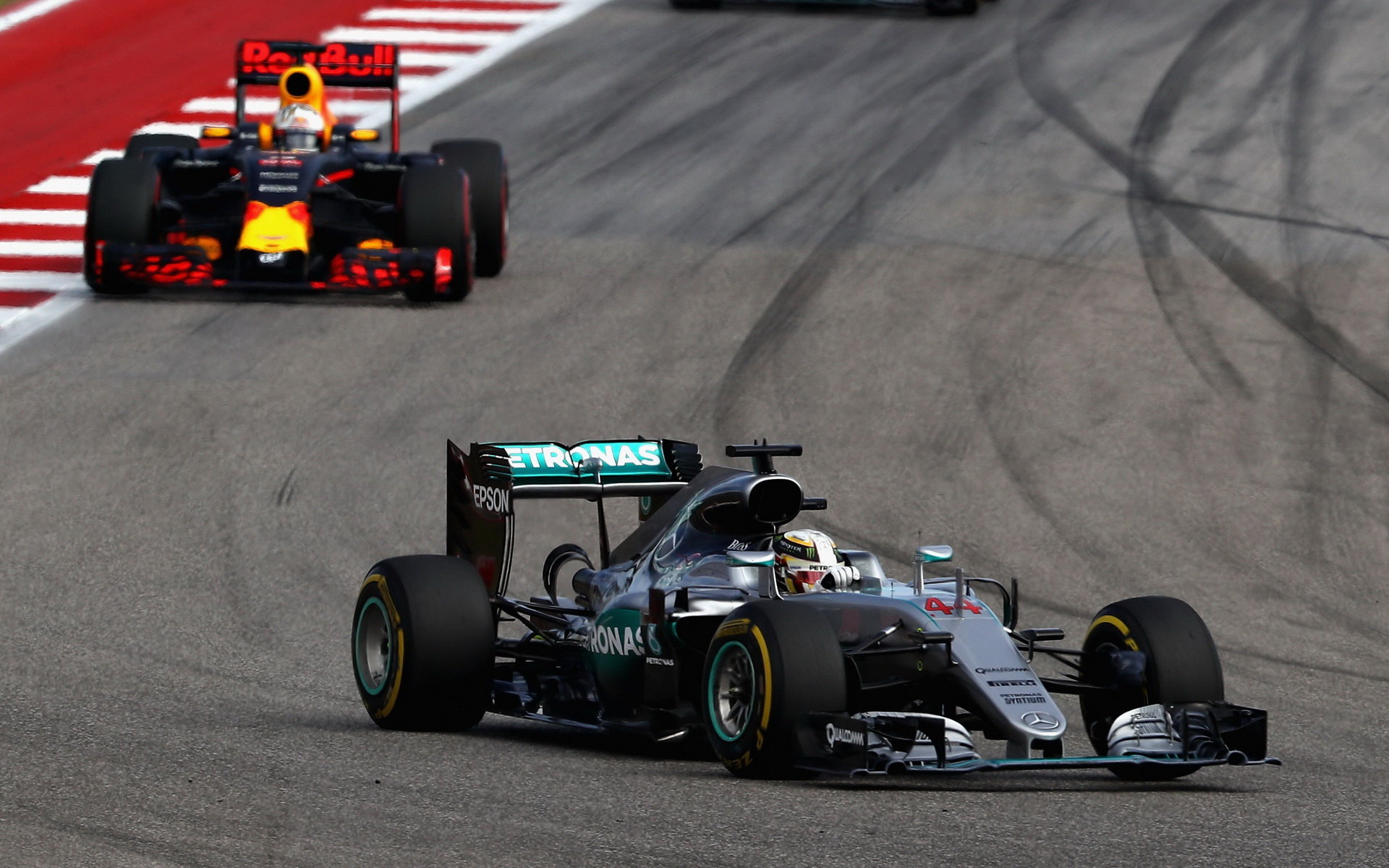 Lewis Hamilton a Daniel Ricciardo v závodě v Austinu