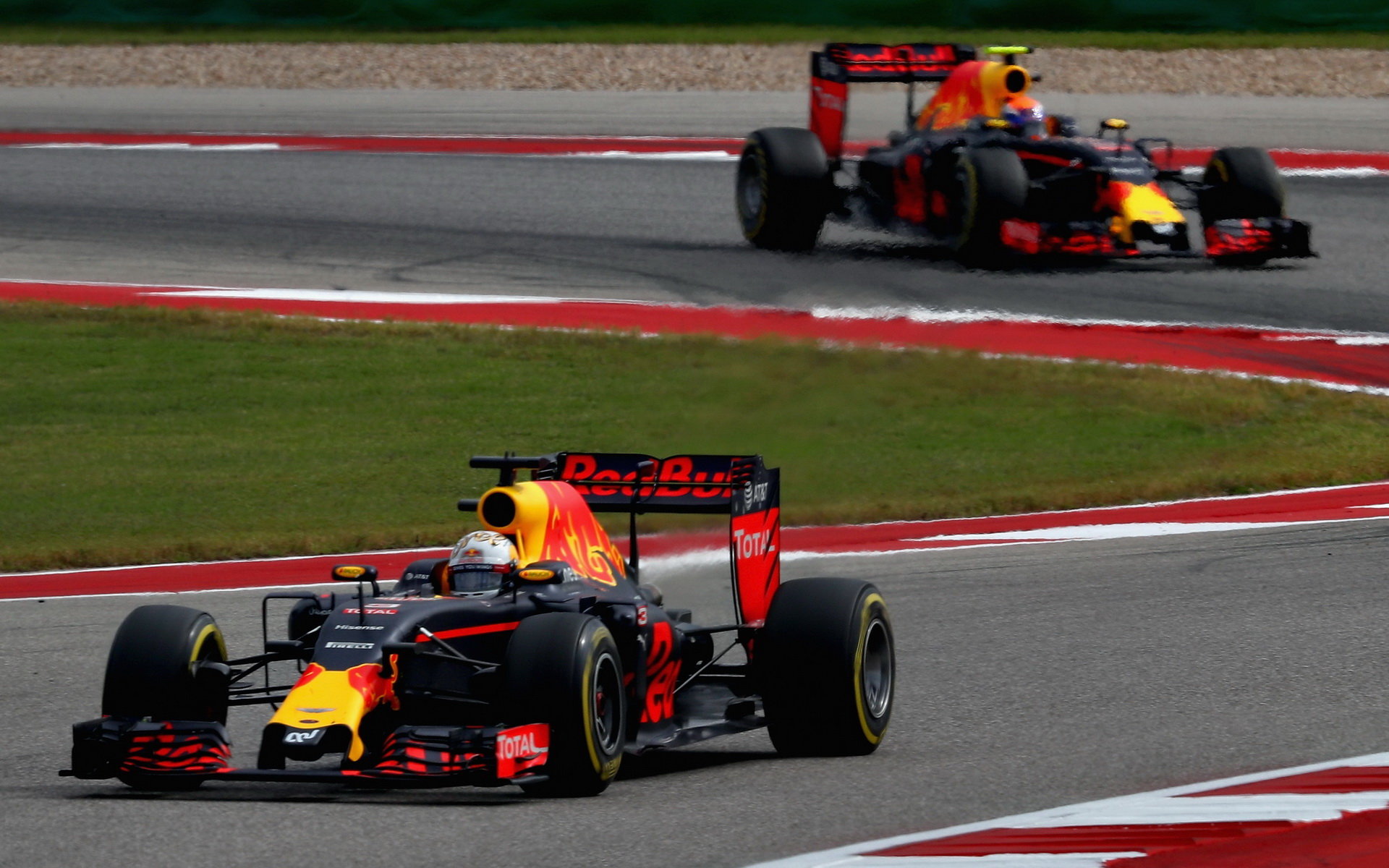 Daniel Ricciardo a Max Verstappen v závodě v Austinu