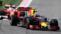 Max Verstappen a Sebastian Vettel v závodě v Austinu