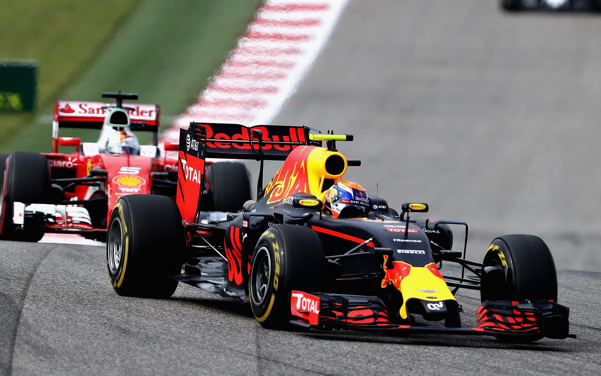 Max Verstappen a Sebastian Vettel v závodě v Austinu