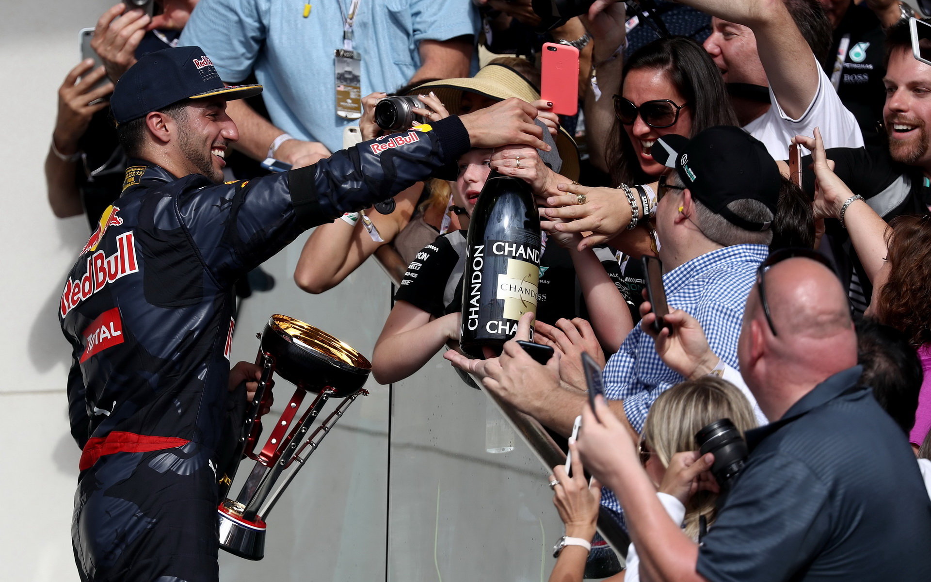 Daniel Ricciardo na pódiu po závodě v Austinu