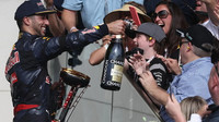 Daniel Ricciardo na pódiu po závodě v Austinu