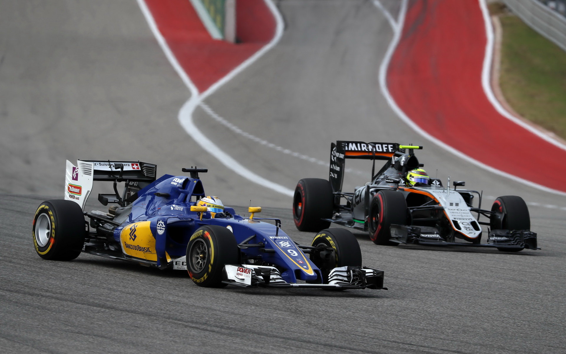Marcus Ericsson a Sergio Pérez v závodě v Austinu