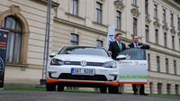 Úřad vlády převzal na tři roky nový Volkswagen e-Golf.