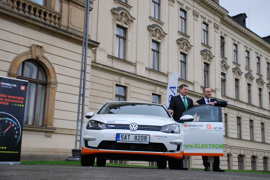 Úřad vlády převzal na tři roky nový Volkswagen e-Golf.