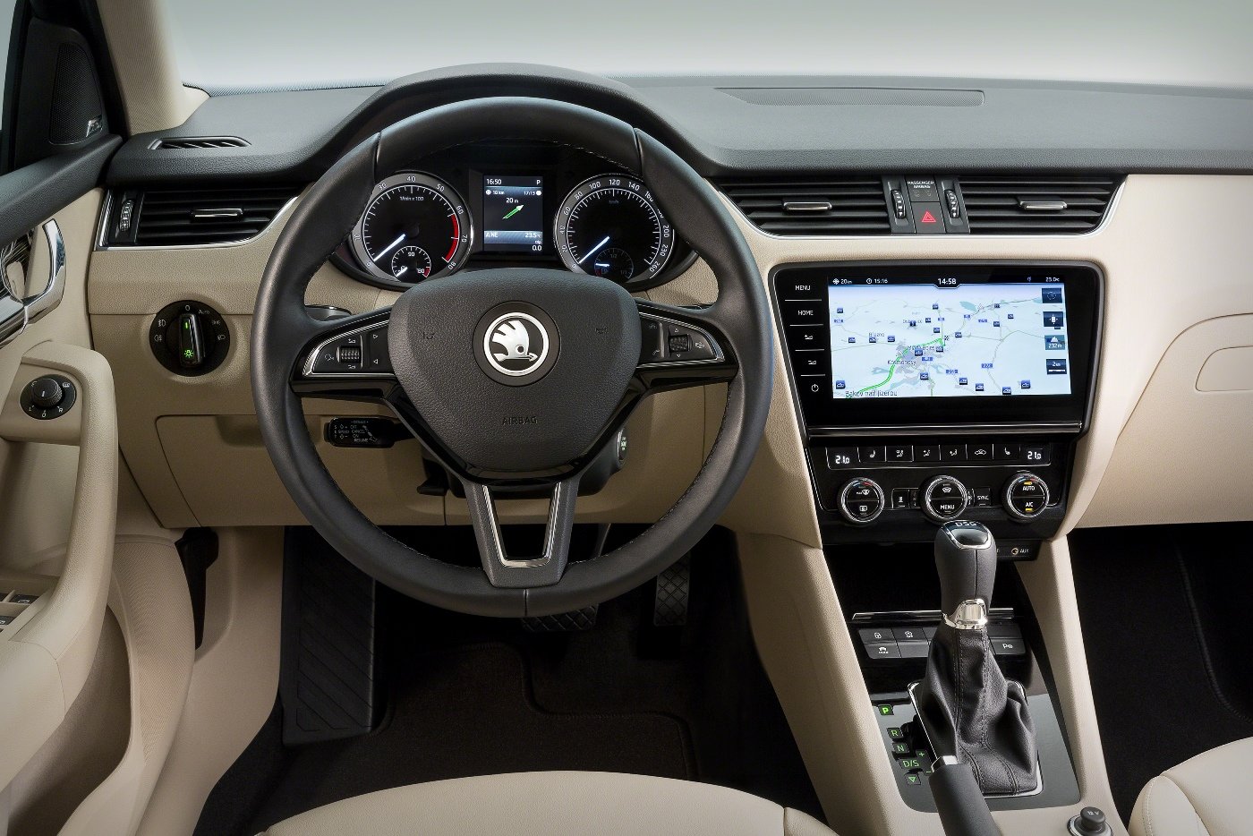 Škoda Octavia připomíná po modernizaci starší Mercedes-Benz třídy E.