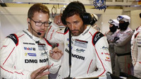 Týmový šéf Andreas Seidl a zkušený matador Mark Webber diskutují v garáži Porsche